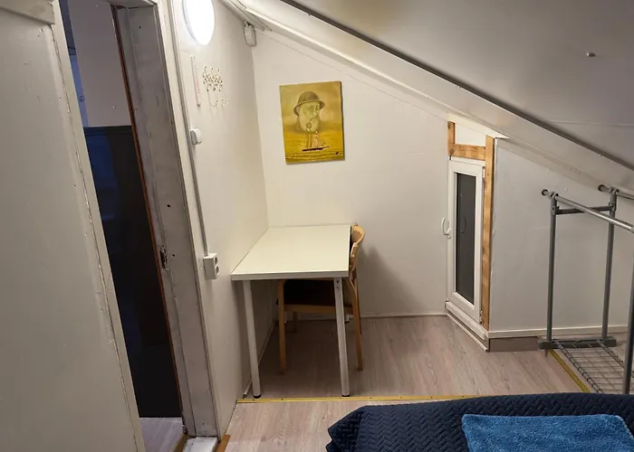 Center, Floor, Entire Attic アパート